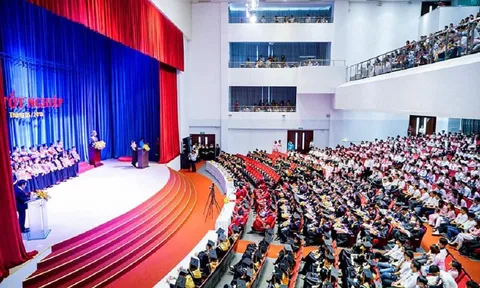 Hàng ngàn sinh viên có nguy cơ không được cấp bằng tốt nghiệp vì Hiệu trưởng bị đình chỉ